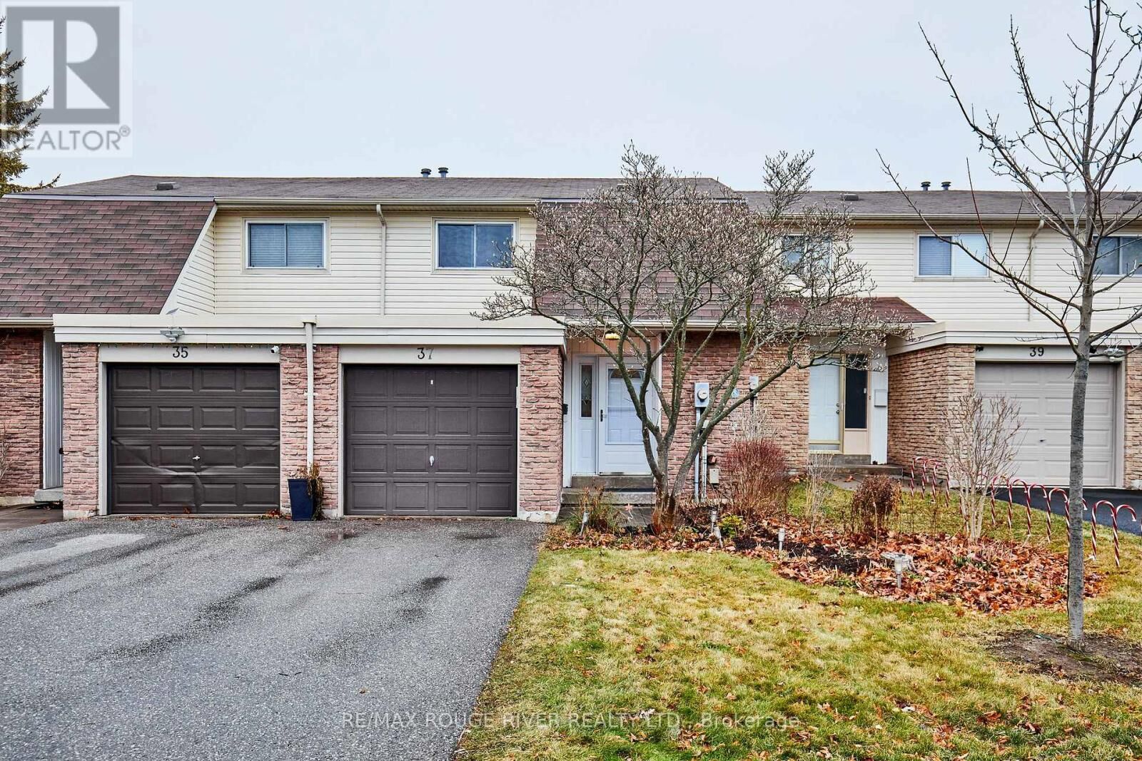 Property Photo:  37 Clover Ridge Drive West 45  ON L1S 3M6 
