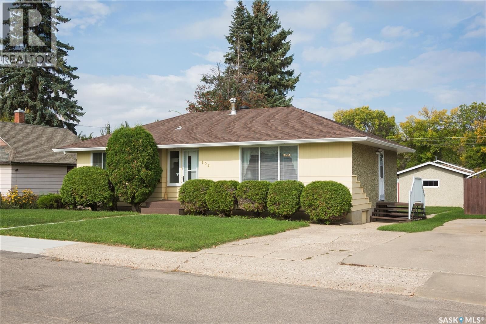 Property Photo:  406 26th Street E  SK S6V 1V2 