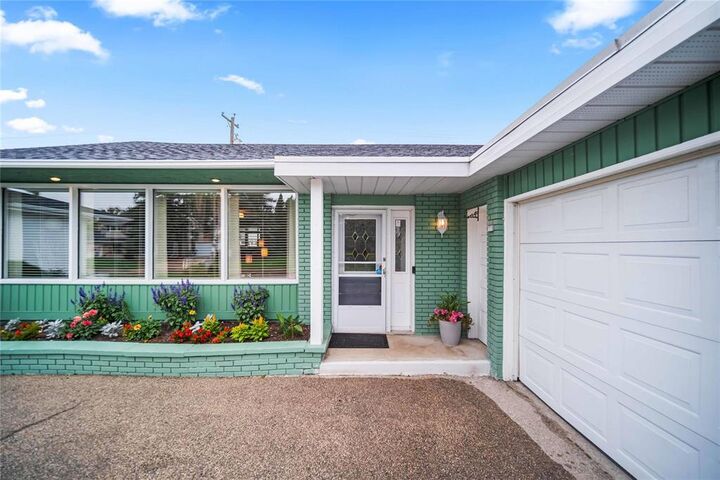 Property Photo:  2541 Pinewood Drive  MB R3J 0C3 