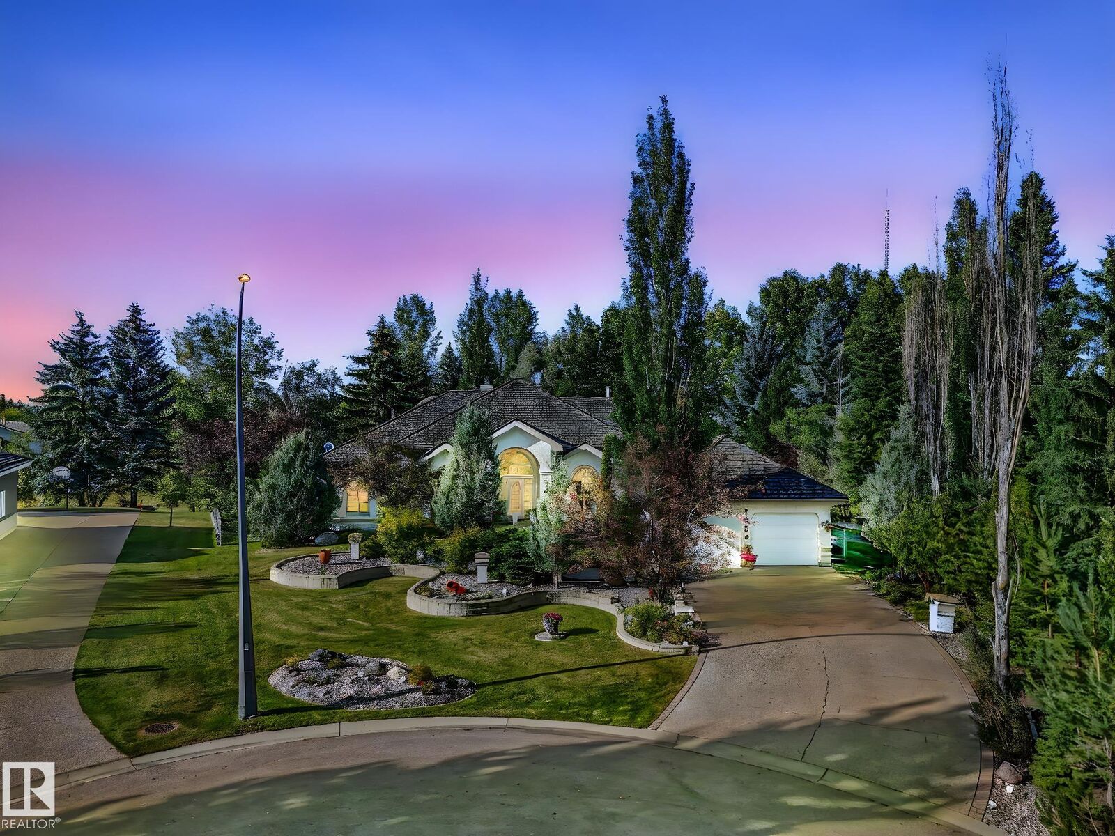Property Photo:  536 Estate Drive  AB T8B 1M2 