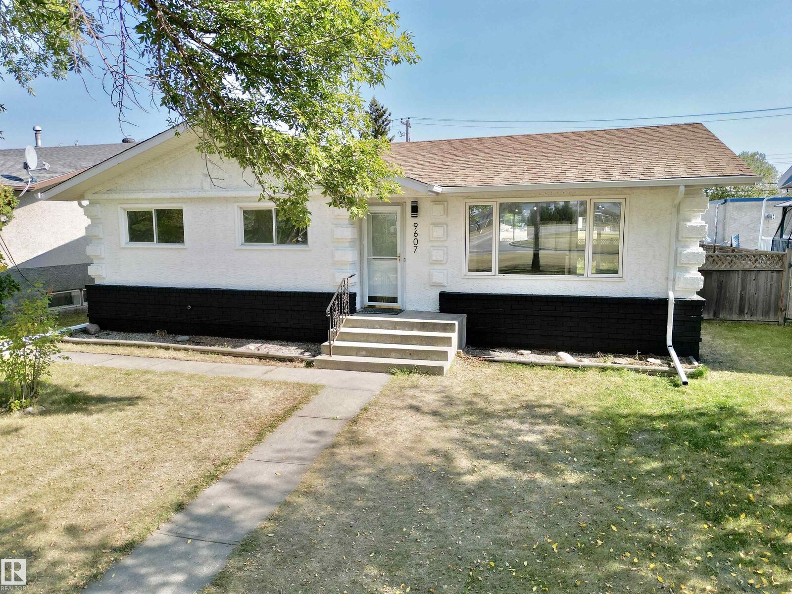 Property Photo:  9607 95 Street  AB T8L 1R9 