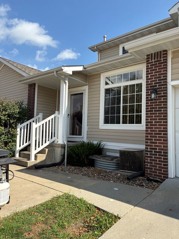 Property Photo:  5482 Longview Court Unit 6  IA 50131 