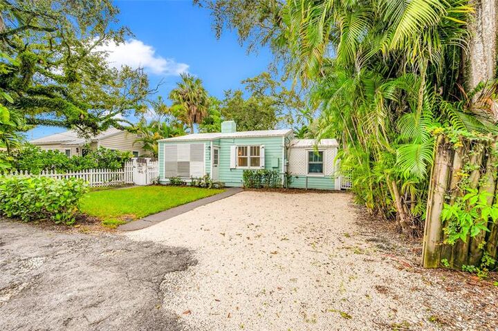 Property Photo:  804 SW 4th St Front  FL 33312 