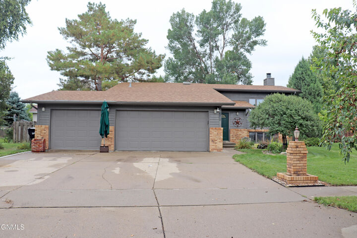 215 Laredo Drive  Bismarck ND 58504 photo