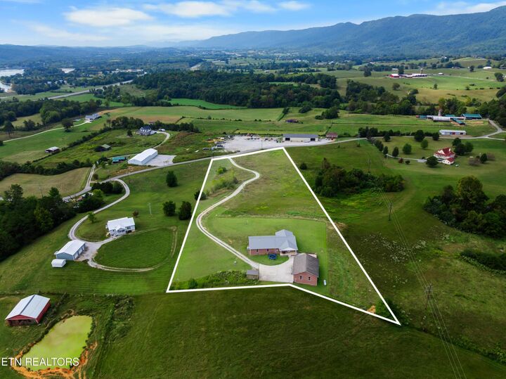Property Photo: 1695 Doaks Creek Rd TN 37870