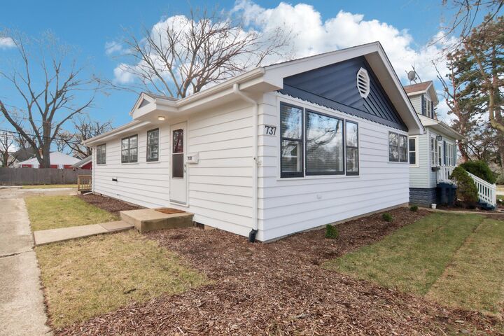 Property Photo:  737 S Jackson Street  IL 60521 