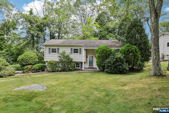Property Photo:  13 Upper High Crest Drive  NJ 07480 