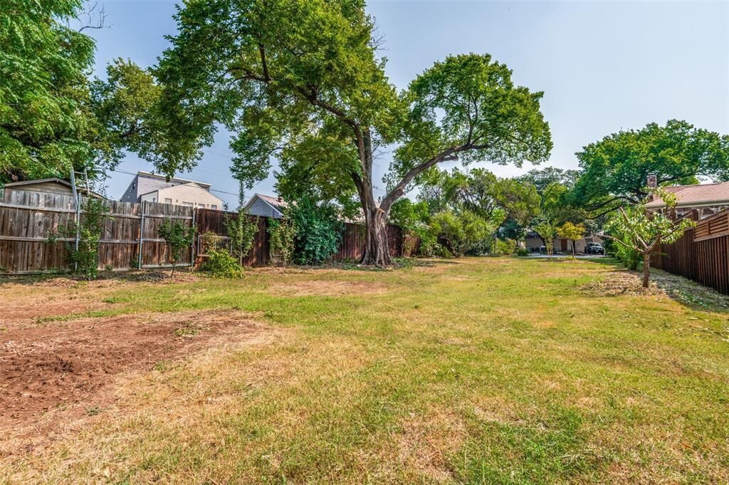 Property Photo:  119 Archer Avenue  TX 75211 