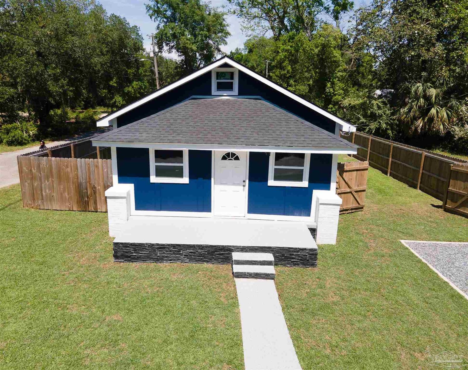 Property Photo: 118 Baynes Ave FL 32507