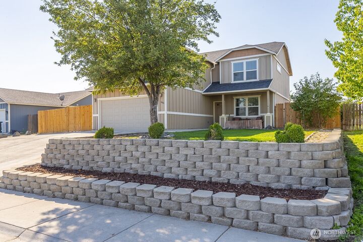 Property Photo:  606 N Florida Drive  WA 98837 