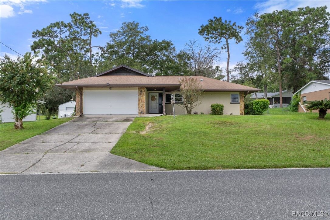 Property Photo:  811 S Apopka Avenue  FL 34452 