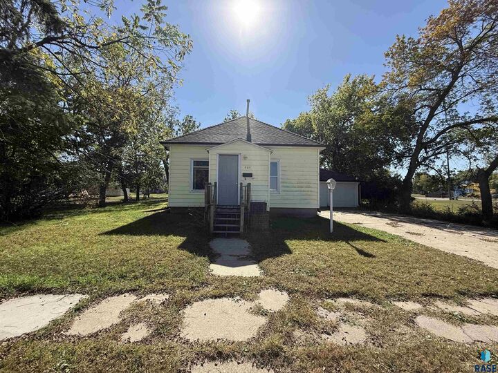 505 W 1st Ave  Flandreau SD 57028 photo