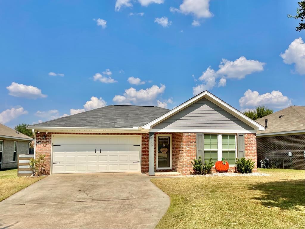 Property Photo:  213 Londonberry Dr  AL 36303 