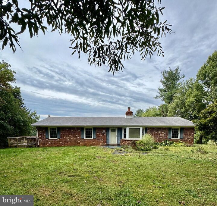 Property Photo: 9622 Crest Hill Road VA 20115