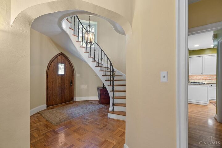 Property Photo:  1031 E Rookwood Drive  OH 45208 