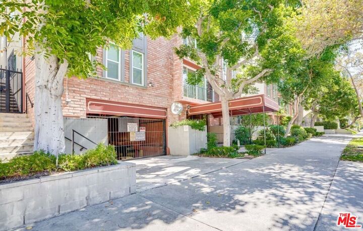 Property Photo:  532 N Rossmore Ave  CA 90004 