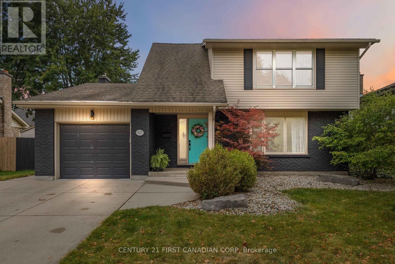 Property Photo:  927 Farnham Road  ON N6K 1S2 
