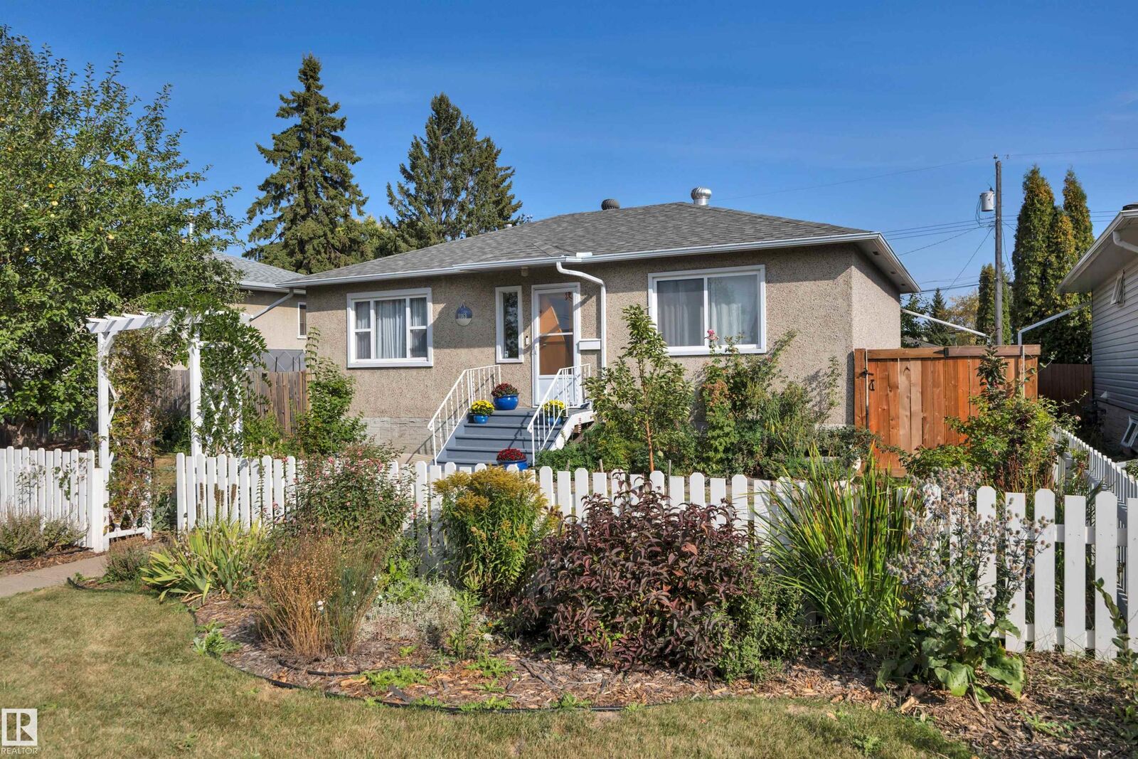 Property Photo:  11163 118 Street NW  AB T5G 2W8 