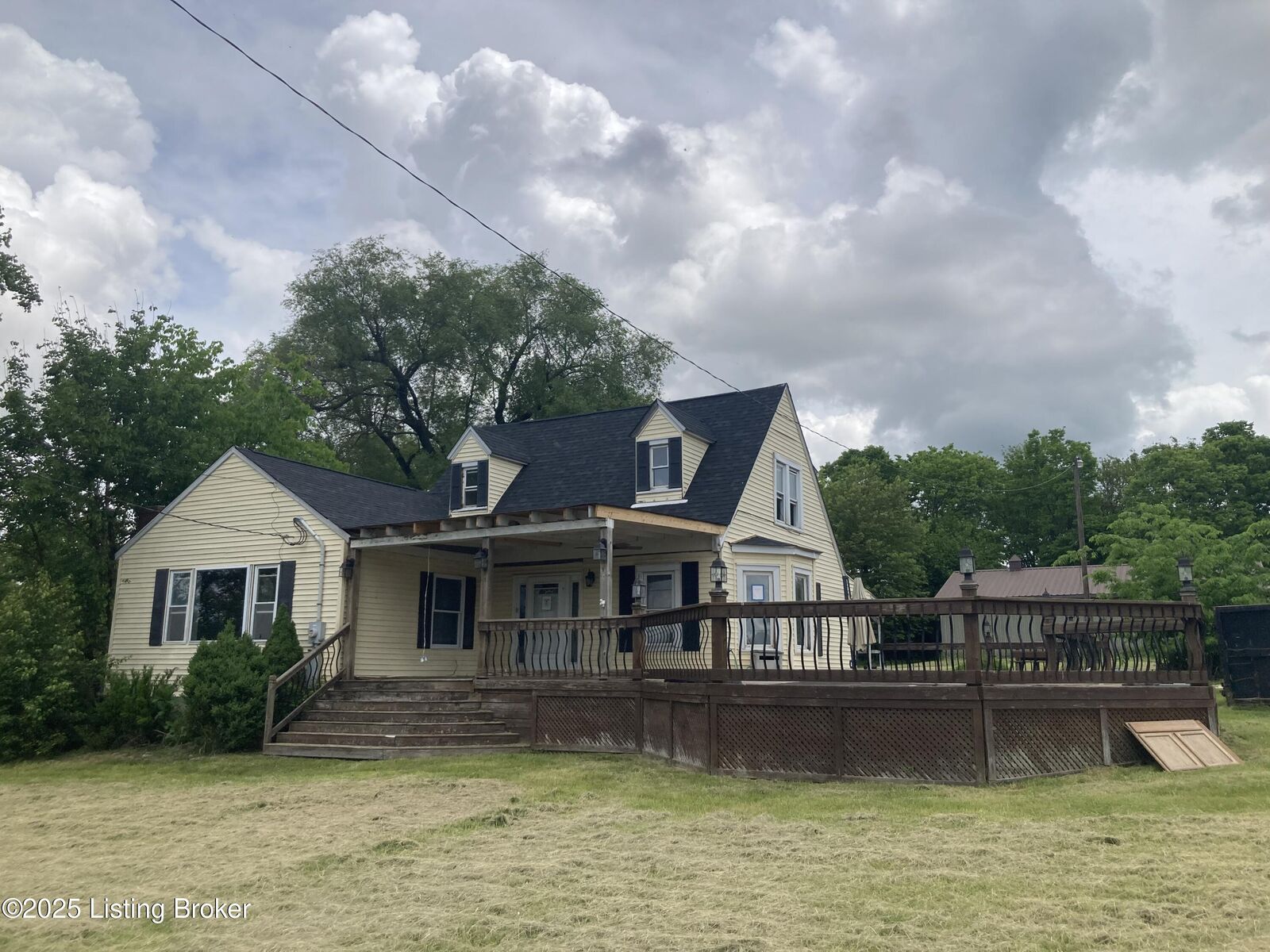 Property Photo: 407 Pleasureville Rd KY 40057