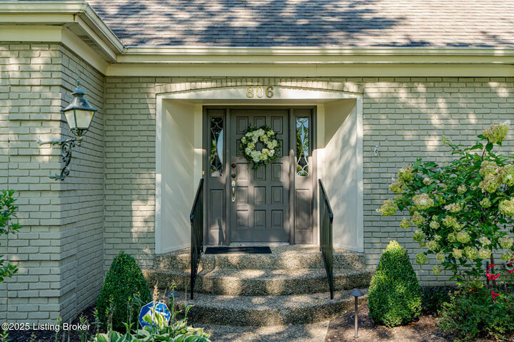 Property Photo: 806 Nottingham Pkwy KY 40222