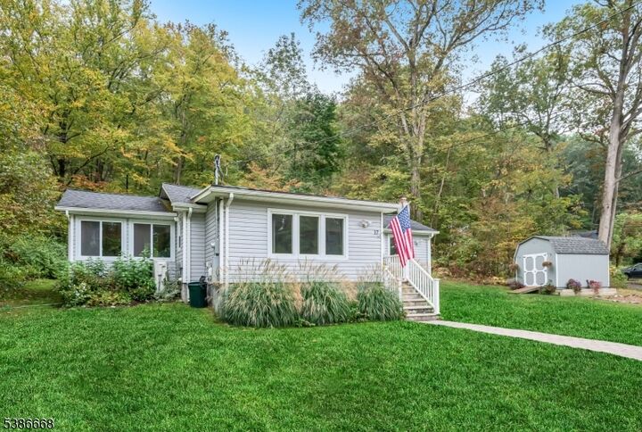 Property Photo:  17 Old Woodland Trl  NJ 07438 