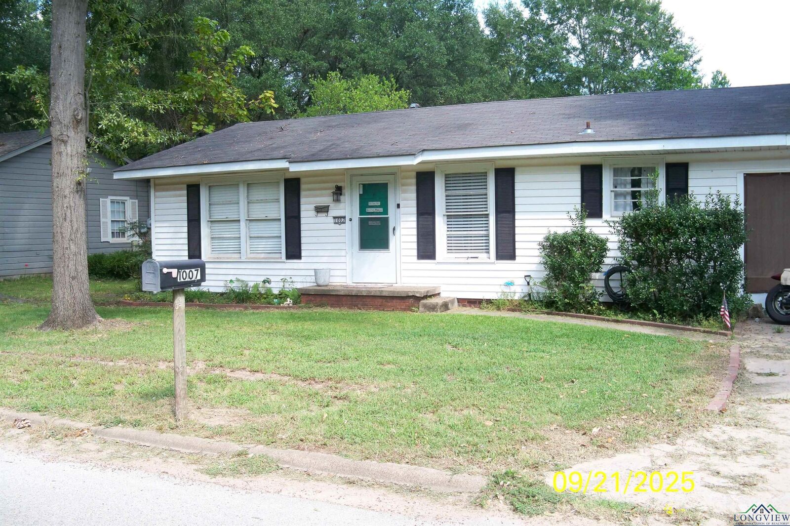 Property Photo: 1007 N Montgomery TX 75644