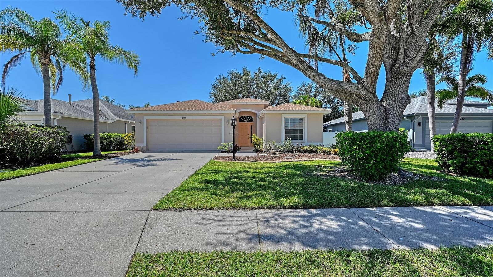 Property Photo:  6734 W Country Club Lane  FL 34243 