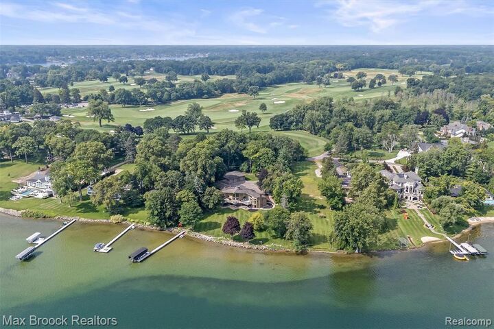 Property Photo:  3333 W Shore Drive  MI 48324 2372 