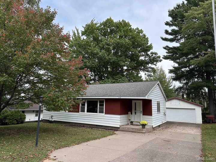 1518 W Birch Avenue  Marquette MI 49855 photo