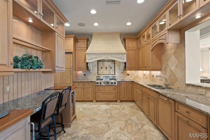 Property Photo:  8025 Maryland Avenue 14E  MO 63105 