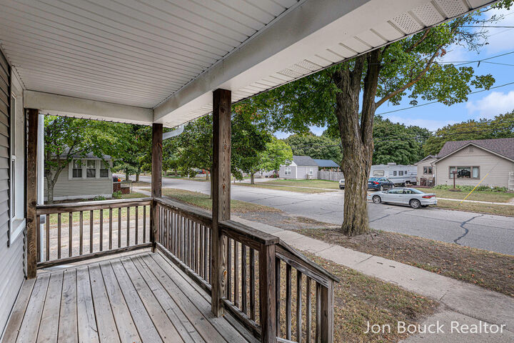Property Photo: 907 E Lincoln Street MI 48858