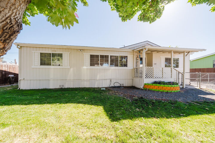 Property Photo:  246 SE 6th Street  OR 97756 