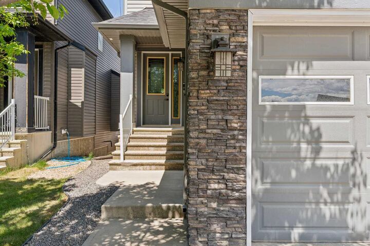 Property Photo:  152 Evansborough Way NW  AB T3P 0M5 