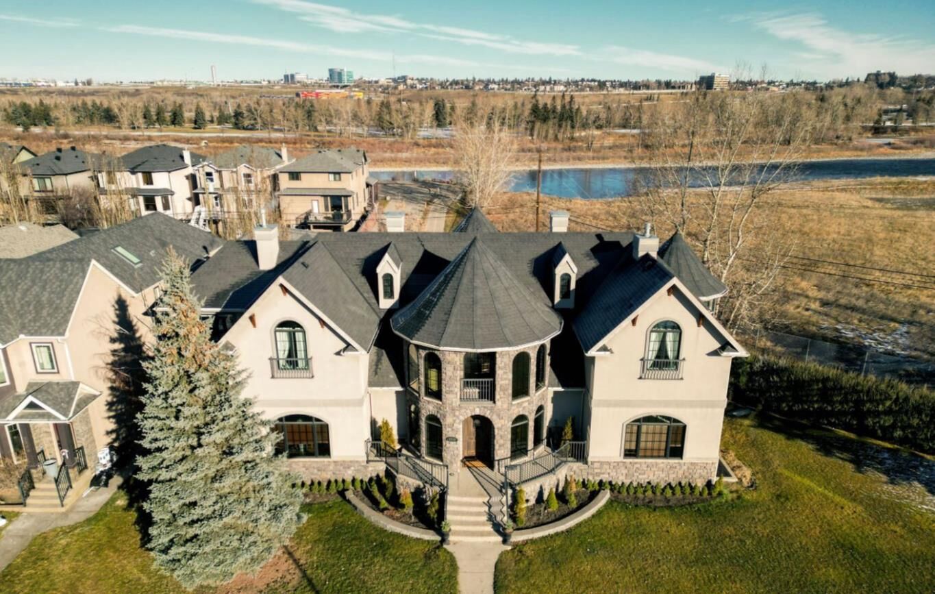 Property Photo:  2248 9 Avenue SE  AB T2G 5P7 