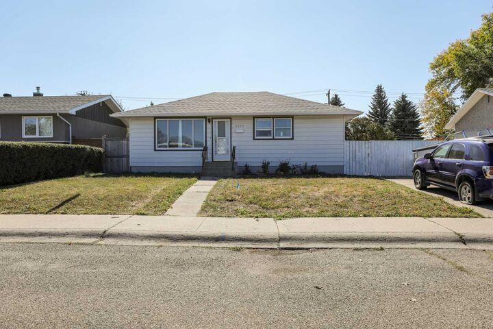 Property Photo:  2512 5A Avenue N  AB T1H 0R7 