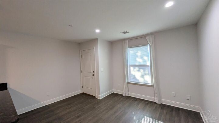 Property Photo: 313 N Navy Blvd 2D FL 32507