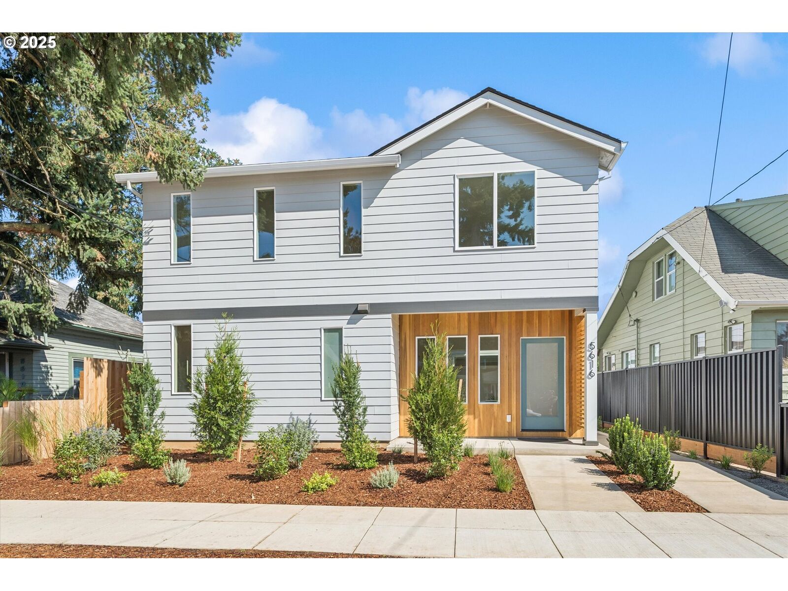 Property Photo:  5616 SE 65th Ave  OR 97206 