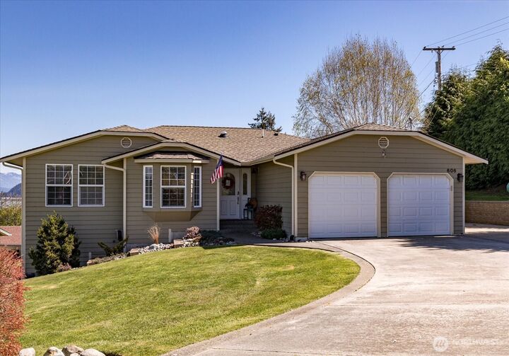 Property Photo:  606  Maplewood Loop  WA 98277 