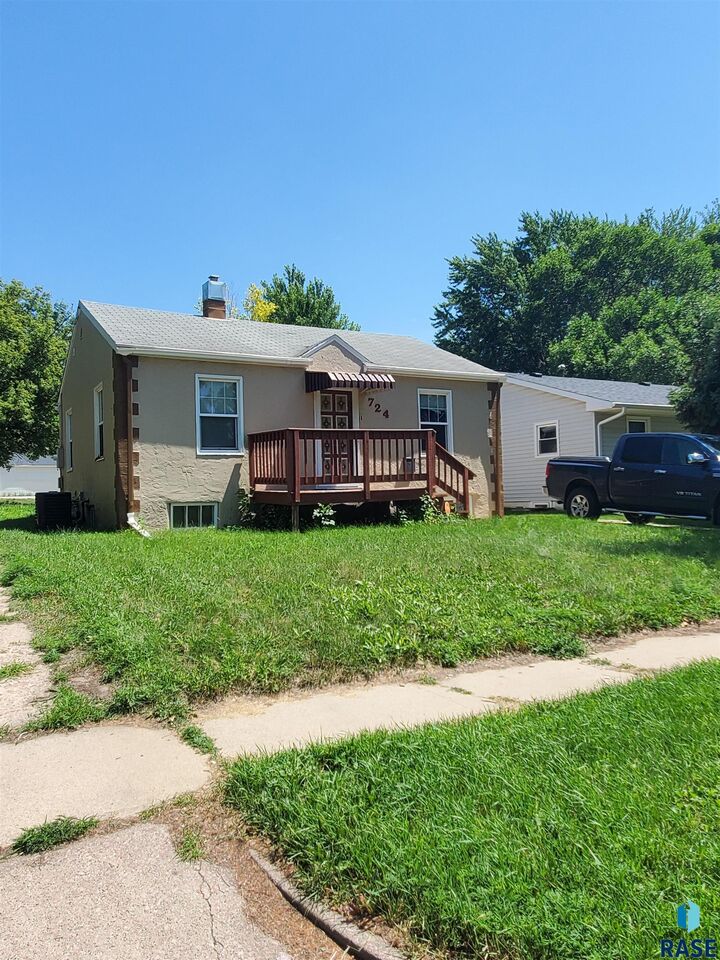 724 N Blauvelt Ave  Sioux Falls SD 57103 photo