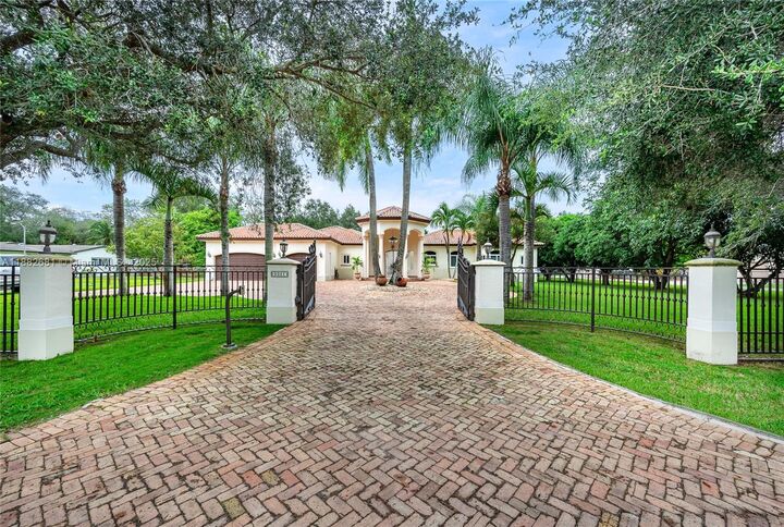 Property Photo:  9981 SW 70th St  FL 33173 