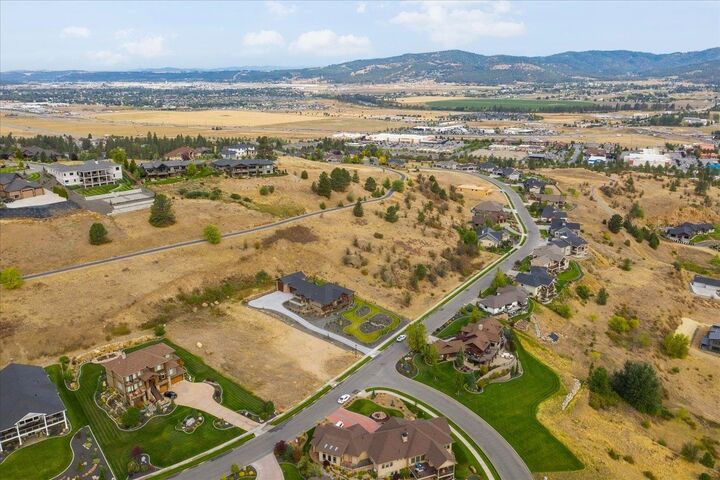 Property Photo:  250 N Holiday Hills Dr  WA 99019