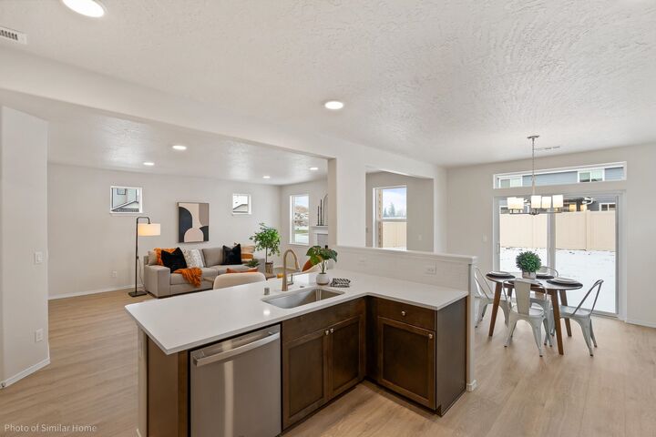 Property Photo:  304 N Viewmont Ct 4/1 Talent  WA 99016 
