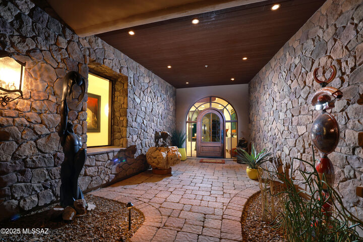 Property Photo:  13971 N Jims Deadend Place  AZ 85658 