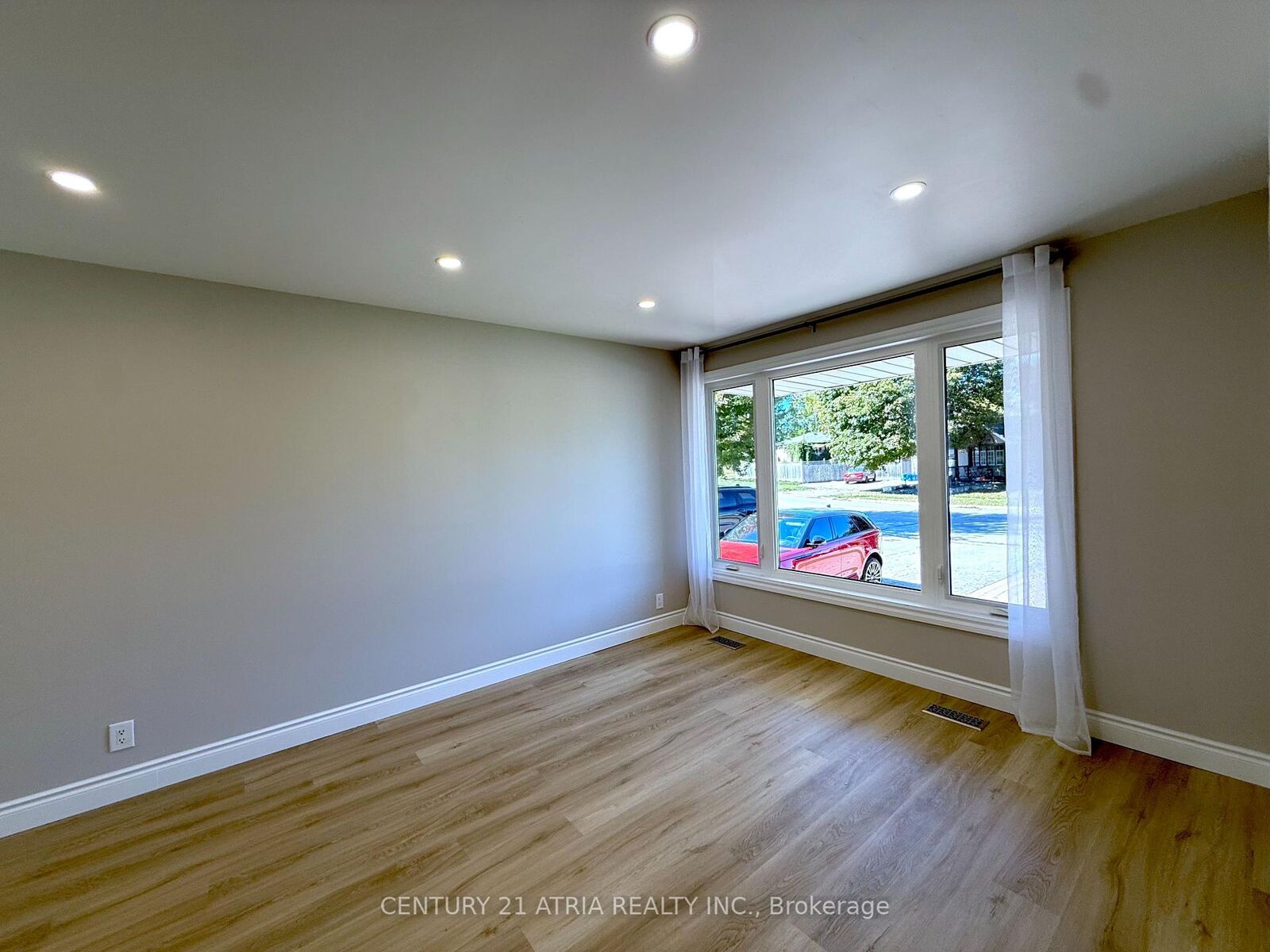 Property Photo:  801 Krosno Boulevard Main  ON L1W 1G7 