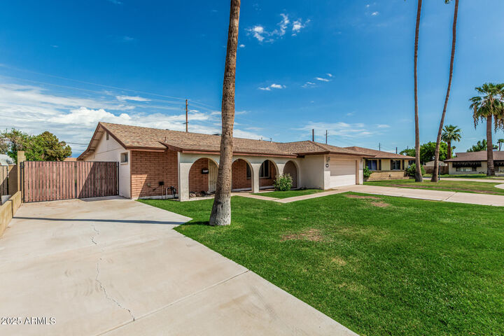 Property Photo: 4134 W Linger Lane AZ 85051