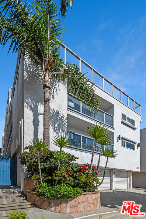 Property Photo:  2431 3rd St  CA 90405 