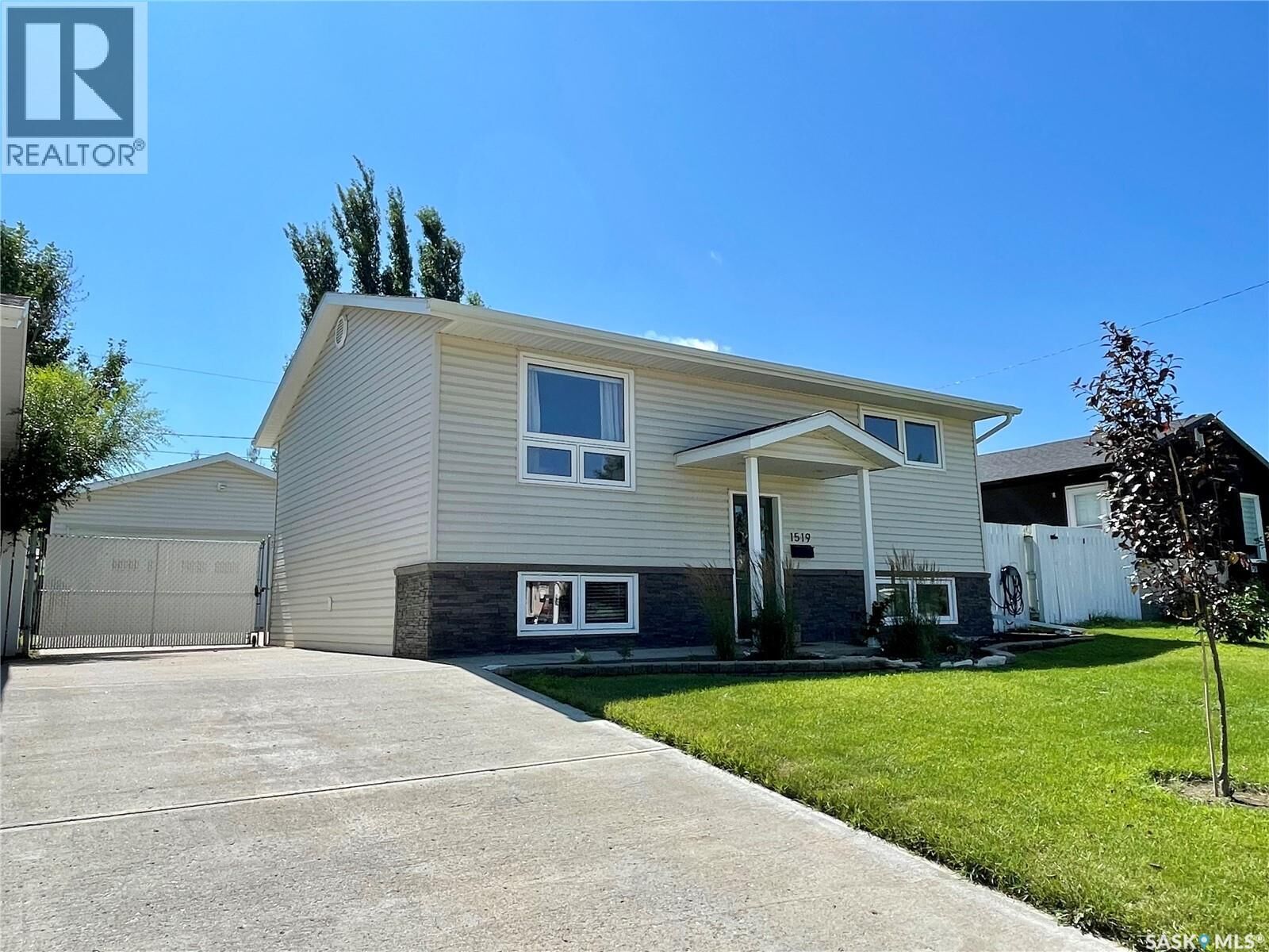 Property Photo:  1519 Grandview Street W  SK S6H 6R4 