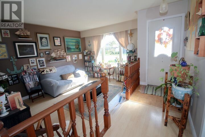 Property Photo: 30 Sutton Pl ON P6A 6B4