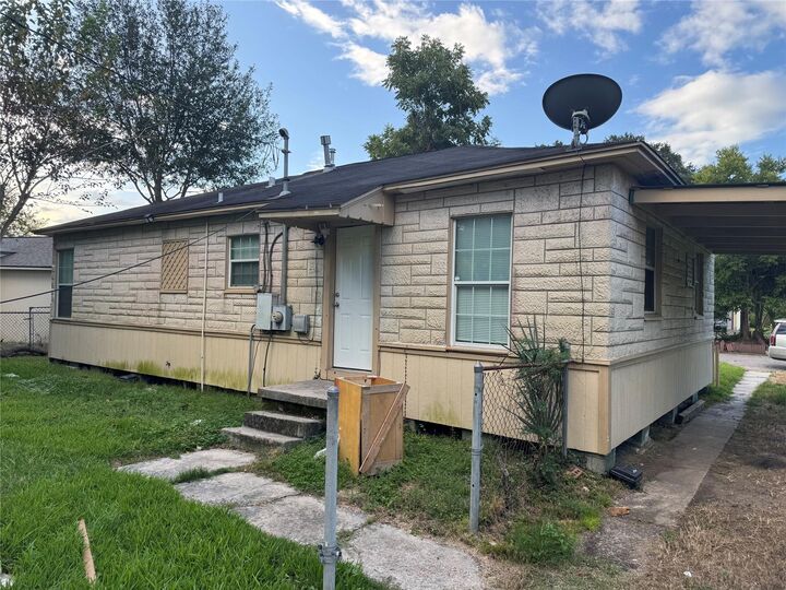 Property Photo: 1221 Parkway Street TX 77520