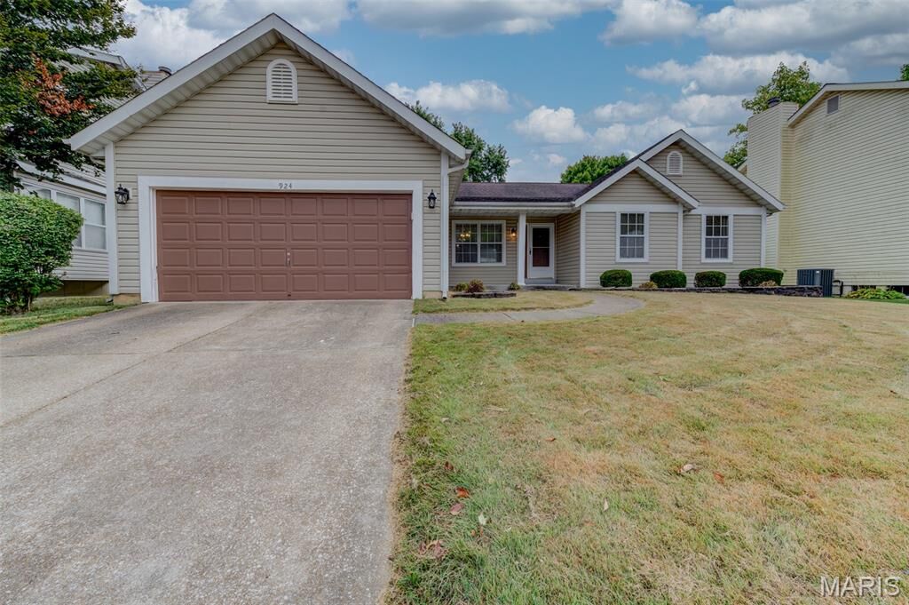 Property Photo:  924 Zohner Court  MO 63031 
